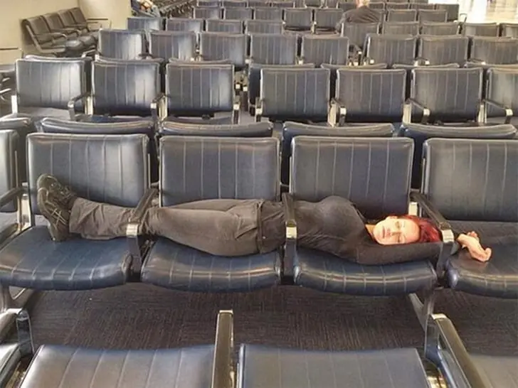 Schlafakrobatik am Terminal