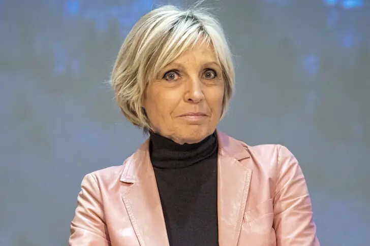 Évelyne Dhéliat – 12 000 euros par mois