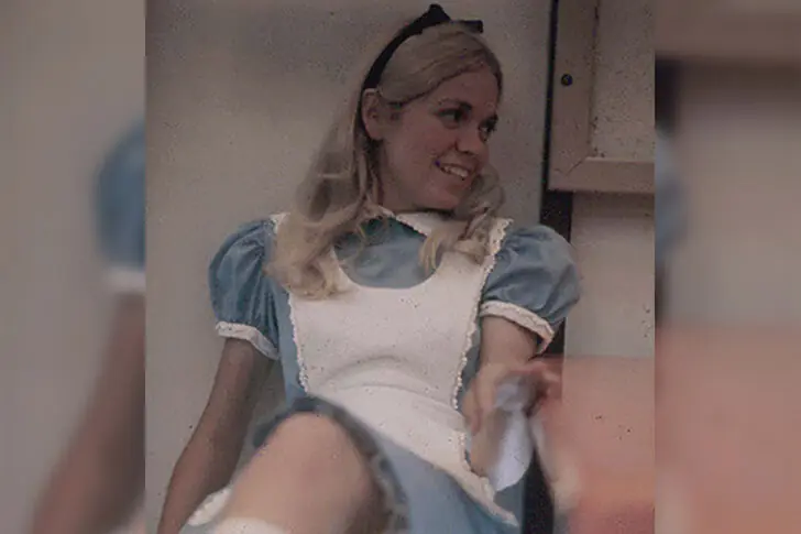 Alice a un air plus adulte à travers cette actrice
