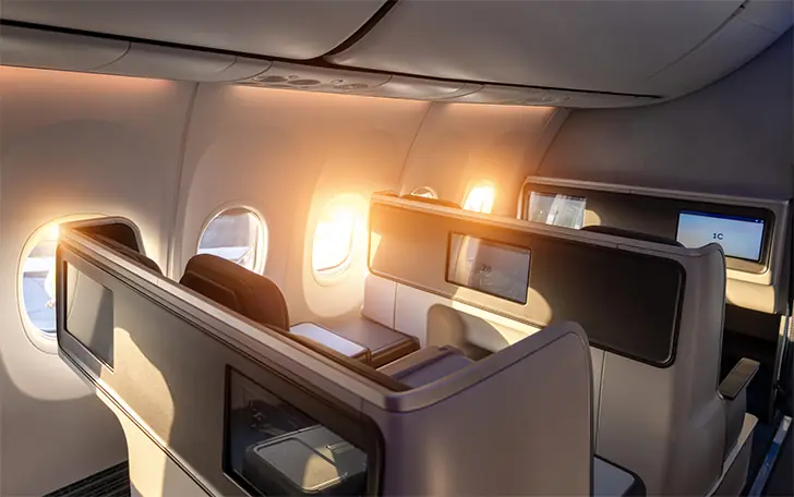 Blij met de luxueuze ervaring van het vliegen in business class.