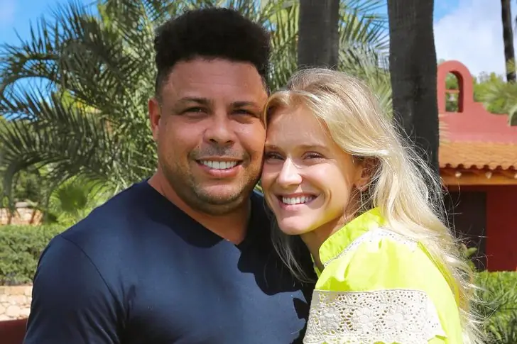 Ronaldinho (45) e Celina Locks (31) – 7 anos de relacionamento