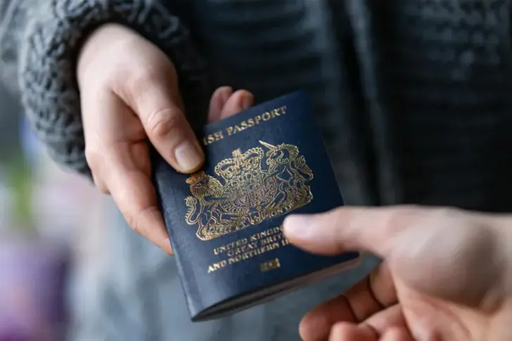 Cora’s paspoort intrekken