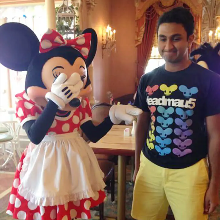 C’est le mauvais t-shirt à porter pour rencontrer Minnie