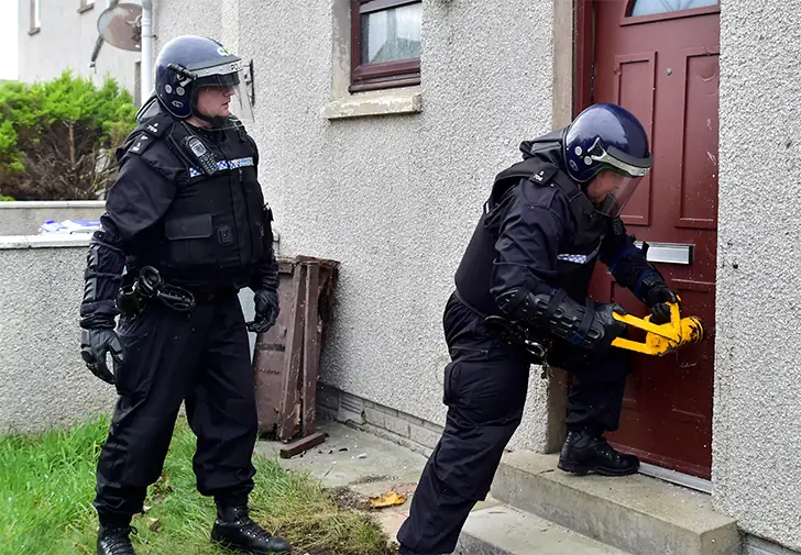 Emily gibt den Beamten ihr Einverständnis