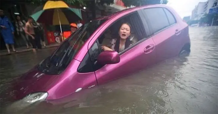 Trotz Unwetter: Eine Frau und ihr unerschütterlicher Wille