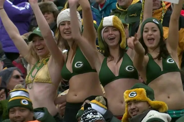 Packers Fans Defy the Cold