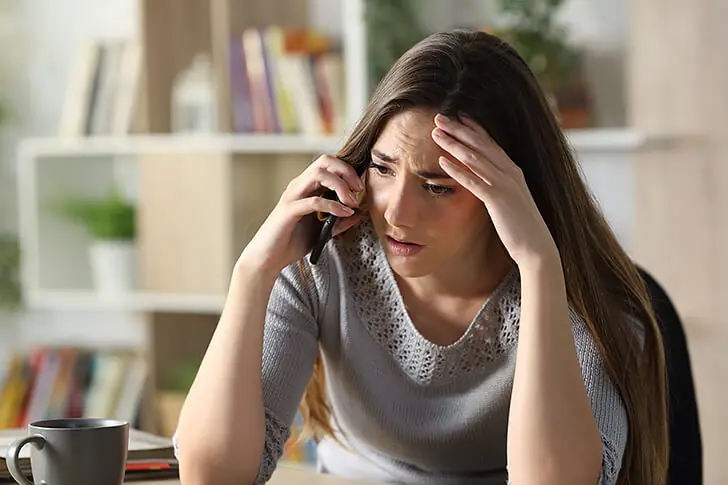 Cora redet mit ihrer Tochter