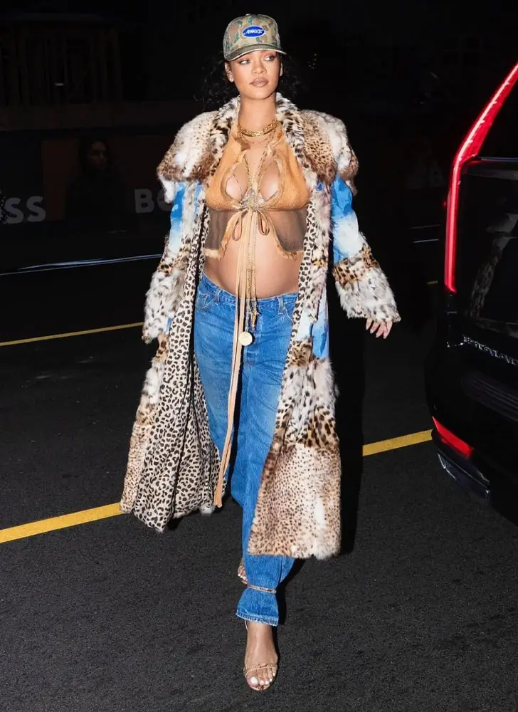 Rihanna – 5’8″ – 141 lbs